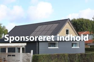 Parcelhus med sorte solpaneler lagt plant ned i tagfladen i stedet for på skinner ovenpå